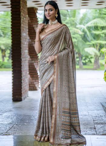 Attrective These Festive Wear Saree in Fine Colored.These Saree And Blouse is Fabricated On Tussar Silk.Its Beautified With Weavon Jari Border With Designer Printed.