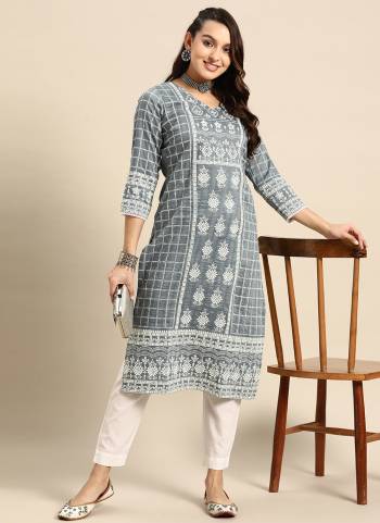 Attrective These Beautiful Looking Readymade Kurti.These Kurtis Fabricated On Poly Cotton.Its Beautified With Designer Floral Printed With Embroidery Work.