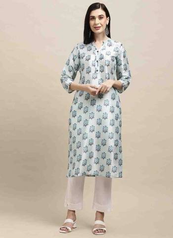 Garb These Beautiful Looking Readymade Kurti.These Kurtis Fabricated On Tussar Silk.Its Beautified With Designer Digital Printed.