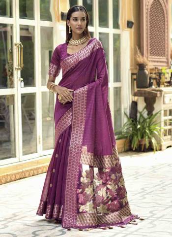 Garb These Party Wear Fancy Saree in Fine Colored.These Saree Pallu Are Organza And Saree And Blouse is Fabricated On Linen Silk.Its Beautified With Organza Fabric Printed Pallu,Sequance Embroidery Work Designer.