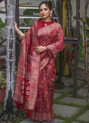 Garb These Party Wear Saree in Fine Colored.These Saree And Blouse is Fabricated On Tussar Silk.Its Beautified With Jamdani Wevon Jari Designer.