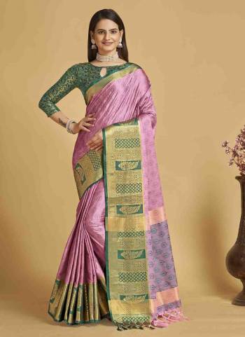 Garb This Partywear Saree Paired With Contrast Blouse.This Saree And Blouse Are Soft Silk Based Fabric With Weaving Jacquard Designer. Buy This Pretty Saree Now.