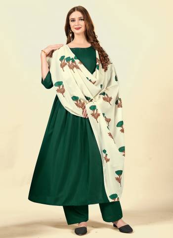 Grab These Beautiful Looking Readymade Top, Bottom With Dupatta.These Top, Bottom And Dupatta is Fabricated On Cotton Blend.Its Beautified With Solid And Printed Dupatta.