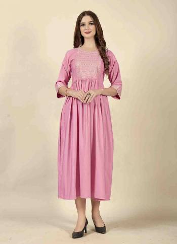 Grab These Beautiful Looking Readymade Long Kurti.These Long Kurti is Fabricated On Cotton Rayon.Its Beautified With Designer Embroidery Work.