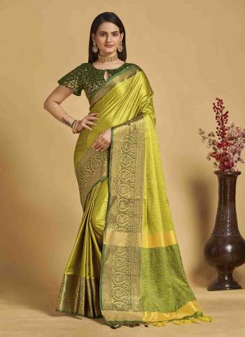 Garb This Partywear Saree Paired With Contrast Blouse.This Saree And Blouse Are Lichi Soft Silk Based Fabric With Weaving Jacquard Designer. Buy This Pretty Saree Now.