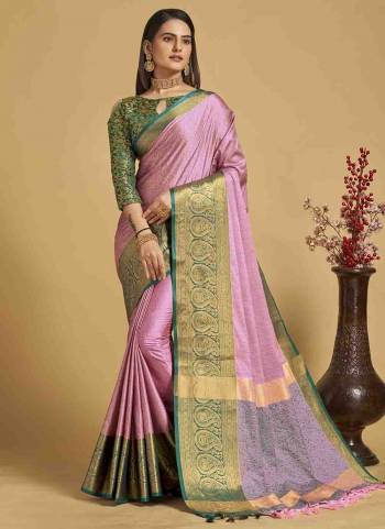 Garb This Partywear Saree Paired With Contrast Blouse.This Saree And Blouse Are Lichi Soft Silk Based Fabric With Weaving Jacquard Designer. Buy This Pretty Saree Now.