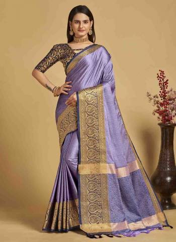 Garb This Partywear Saree Paired With Contrast Blouse.This Saree And Blouse Are Lichi Soft Silk Based Fabric With Weaving Jacquard Designer. Buy This Pretty Saree Now.