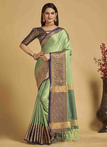 Garb This Partywear Saree Paired With Contrast Blouse.This Saree And Blouse Are Lichi Soft Silk Based Fabric With Weaving Jacquard Designer. Buy This Pretty Saree Now.