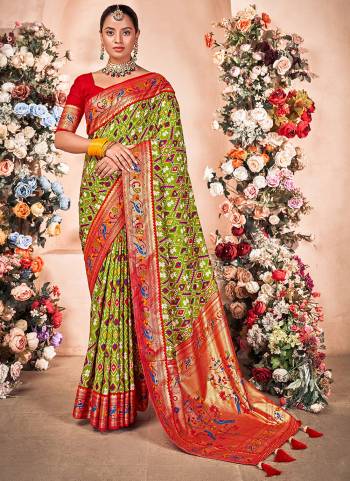 Garb These Party Wear Saree in Fine Colored.These Saree And Blouse is Fabricated On Mysore Art Silk Pair.Its Beautified With Weavon Designer With Foil Printed.