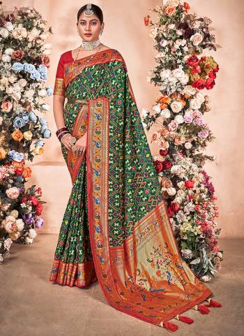 Garb These Party Wear Saree in Fine Colored.These Saree And Blouse is Fabricated On Mysore Art Silk Pair.Its Beautified With Weavon Designer With Foil Printed.