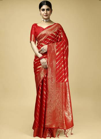 Look These Party Wear Saree in Fine Colored.These Saree And Blouse is Fabricated On Banarasi Silk Pair.Its Beautified With Weavon Designer Work.