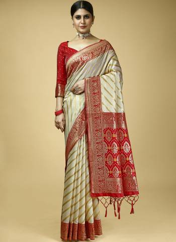 Look These Party Wear Saree in Fine Colored.These Saree And Blouse is Fabricated On Banarasi Silk Pair.Its Beautified With Weavon Designer Work.