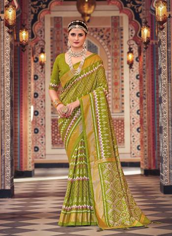 Garb These Party Wear Saree in Fine Colored.These Saree And Blouse is Fabricated On Cotton Silk Pair.Its Beautified With Weavon Pallu Border With Foil Printed Designer.