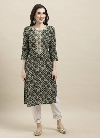 Attrective These Beautiful Looking Readymade Kurti.These Kurtis Fabricated On Rayon.Its Beautified With Bandhani Designer Printed With Embroidery Work.