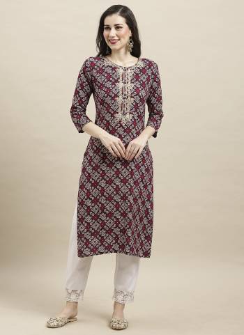 Attrective These Beautiful Looking Readymade Kurti.These Kurtis Fabricated On Rayon.Its Beautified With Bandhani Designer Printed With Embroidery Work.