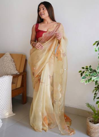 Garb These Party Wear Saree in Fine Colored.These Saree Are Organza And Blouse is Fabricated On Art Silk.Its Beautified With Designer Cut Work With Khatli Work.