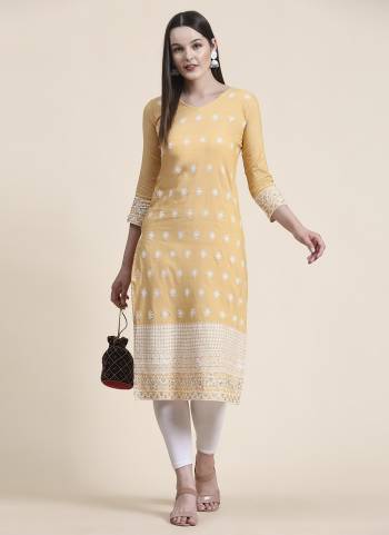 Attrective Looking These Beautiful Looking Readymade Long Kurti.These Kurti is Fabricated On Cotton.Its Beautified With Designer Thread Embroidery Work.