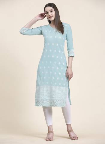 Attrective Looking These Beautiful Looking Readymade Long Kurti.These Kurti is Fabricated On Cotton.Its Beautified With Designer Thread Embroidery Work.