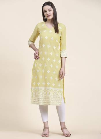 Attrective Looking These Beautiful Looking Readymade Long Kurti.These Kurti is Fabricated On Cotton.Its Beautified With Designer Thread Embroidery Work.