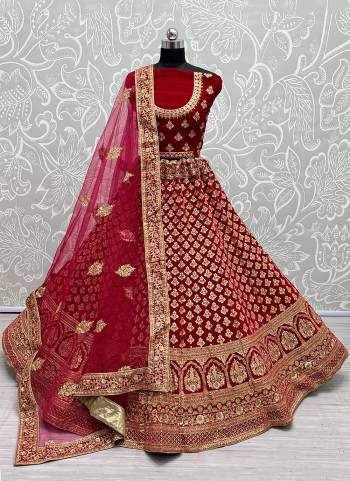 For A Designer Look,Grab These Lehenga Choli With Dupatta in Fine Colored.These Lehenga And Choli Are Velvet And Dupatta Are Fabricated On Soft Net Pair.Its Beautified With Designer Fancy Multy Thread,Dori,Jari Embroidery,Zarkan Diamond Work.