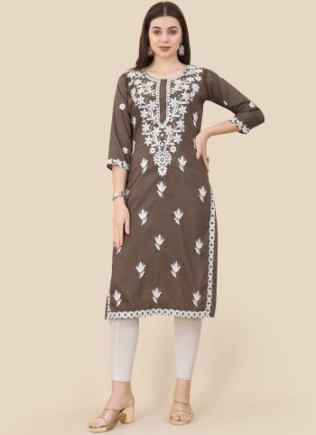 Attrective Looking These Beautiful Looking Readymade Long Kurti.These Kurti is Fabricated On Soft Chinon Silk.Its Beautified With Designer Thread Embroidery Work.