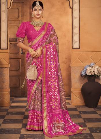 Garb These Party Wear Saree in Fine Colored.These Saree And Blouse is Fabricated On Cotton Silk Pair.Its Beautified With Weavon Pallu Border With Foil Printed Designer.