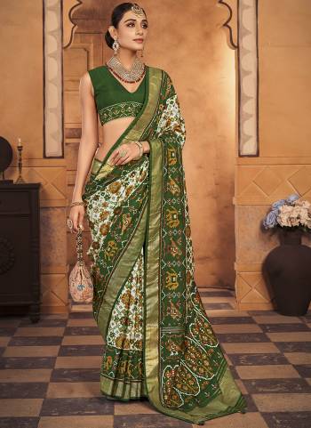 Garb These Party Wear Saree in Fine Colored.These Saree And Blouse is Fabricated On Cotton Silk Pair.Its Beautified With Weavon Pallu Border With Foil Printed Designer.