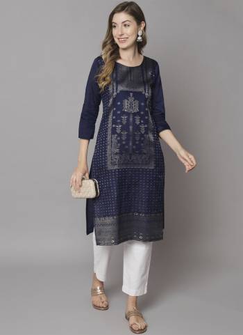 Garb These Beautiful Looking Readymade Long Kurti.These Kurti is Fabricated On Cotton Silk.Its Beautified With Designer Foil Printed.