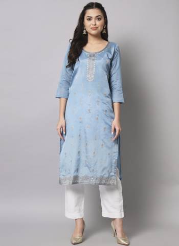 Garb These Beautiful Looking Readymade Long Kurti.These Kurti is Fabricated On Cotton Silk.Its Beautified With Designer Foil Printed.