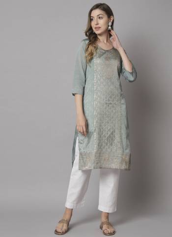 Garb These Beautiful Looking Readymade Long Kurti.These Kurti is Fabricated On Cotton Silk.Its Beautified With Designer Foil Printed.