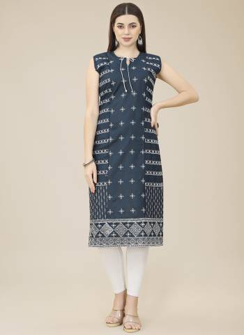 Garb These Beautiful Looking Readymade Kurti.These Kurti is Fabricated On Cotton.Its Beautified With Designer Thread Embroidery Work.