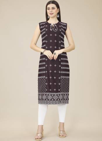 Garb These Beautiful Looking Readymade Kurti.These Kurti is Fabricated On Cotton.Its Beautified With Designer Thread Embroidery Work.