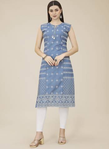 Garb These Beautiful Looking Readymade Kurti.These Kurti is Fabricated On Cotton.Its Beautified With Designer Thread Embroidery Work.