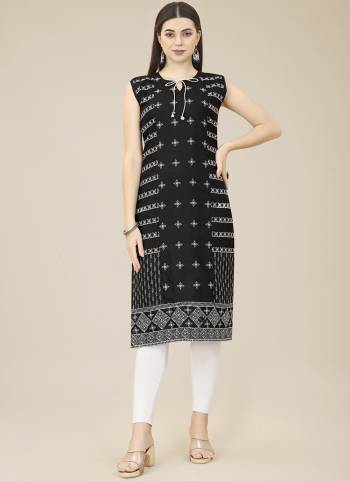 Garb These Beautiful Looking Readymade Kurti.These Kurti is Fabricated On Cotton.Its Beautified With Designer Thread Embroidery Work.