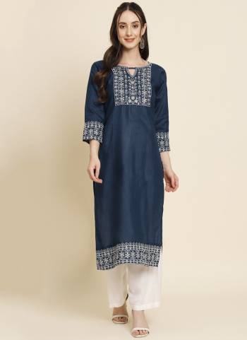 Garb These Beautiful Looking Readymade Long Kurti.These Kurti is Fabricated On Cotton.Its Beautified With Designer Thread Embroidery Work.