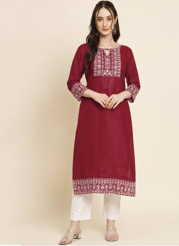 Garb These Beautiful Looking Readymade Long Kurti.These Kurti is Fabricated On Cotton.Its Beautified With Designer Thread Embroidery Work.