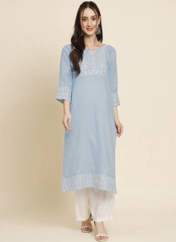 Garb These Beautiful Looking Readymade Long Kurti.These Kurti is Fabricated On Cotton.Its Beautified With Designer Thread Embroidery Work.