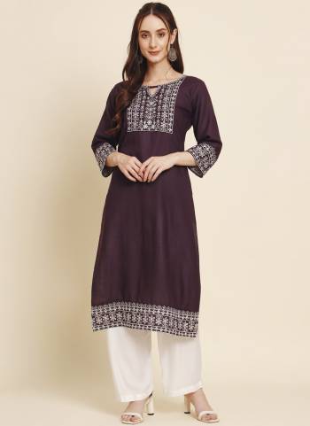 Garb These Beautiful Looking Readymade Long Kurti.These Kurti is Fabricated On Cotton.Its Beautified With Designer Thread Embroidery Work.