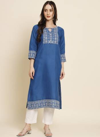 Garb These Beautiful Looking Readymade Long Kurti.These Kurti is Fabricated On Cotton.Its Beautified With Designer Thread Embroidery Work.