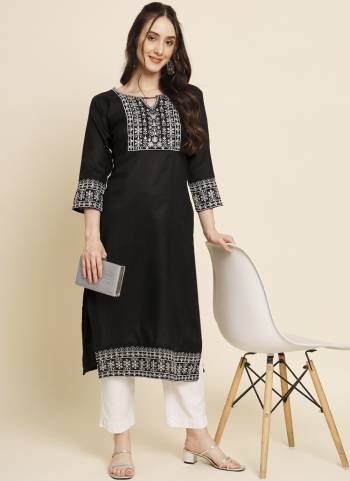 Garb These Beautiful Looking Readymade Long Kurti.These Kurti is Fabricated On Cotton.Its Beautified With Designer Thread Embroidery Work.