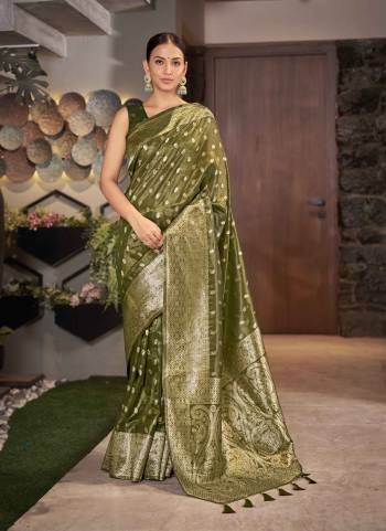 Grab These Party Wear Saree in Fine Colored.These Saree is Fabricated On Simar Silk Pair With Blouse.Its Beautified With Weaving Designer.