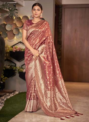 Grab These Party Wear Saree in Fine Colored.These Saree is Fabricated On Simar Silk Pair With Blouse.Its Beautified With Weaving Designer.