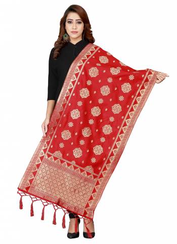 Grab These Beautiful Colored Dupatta.These Dupatta is Fabricated On Banarasi Silk.Its Beautified With Wevon Jacquard Designer.