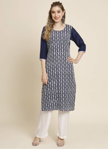 Attrective These Beautiful Looking Readymade Long Kurti.These Kurti is Fabricated On Georgette.Its Beautified With Thread Embroidery Work.