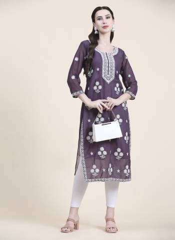 Attrective These Beautiful Looking Readymade Long Kurti.These Kurti is Fabricated On Georgette.Its Beautified With Thread Embroidery Work.