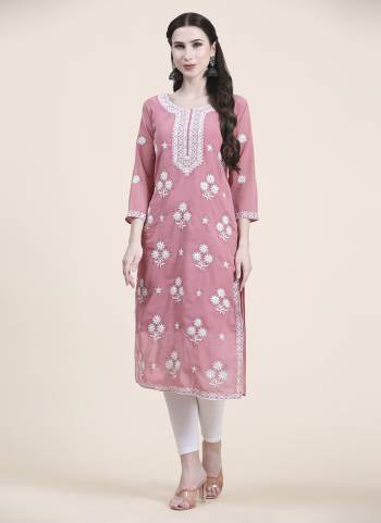 Attrective These Beautiful Looking Readymade Long Kurti.These Kurti is Fabricated On Georgette.Its Beautified With Thread Embroidery Work.