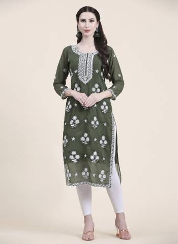 Attrective These Beautiful Looking Readymade Long Kurti.These Kurti is Fabricated On Georgette.Its Beautified With Thread Embroidery Work.