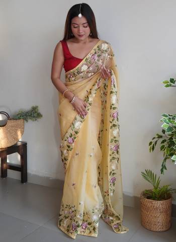 Garb These Party Wear Saree in Fine Colored.These Saree Are Organza And Blouse is Fabricated On Art Silk.Its Beautified With Designer Multy Thread Embroideri Work.