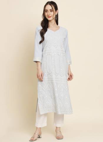 Attrective Looking These Beautiful Looking Readymade Long Kurti.These Kurti is Fabricated On Butter Crepe.Its Beautified With Designer Thread Embroidery Work.