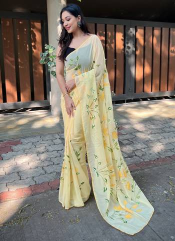 Garb These Party Wear Saree in Fine Colored.These Saree Are Organza And Blouse is Fabricated On Art Silk.Its Beautified With Designer Brush Printed.